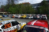 Rallye Český Krumlov: Soutěžní vozy v uzavřeném parkovišti před startem soutěže (foto: D.Benych)